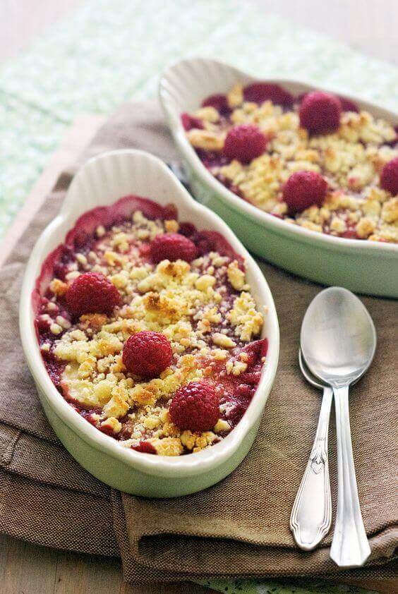 Le Crumble Fraises Et Framboises Au Caramel Balsamique, Le Dessert Le ...