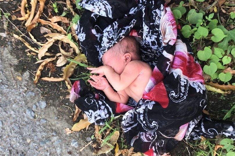 Un Bébé Abandonné Sur Le Bord De La Route Est Sauvé Par Un Passant