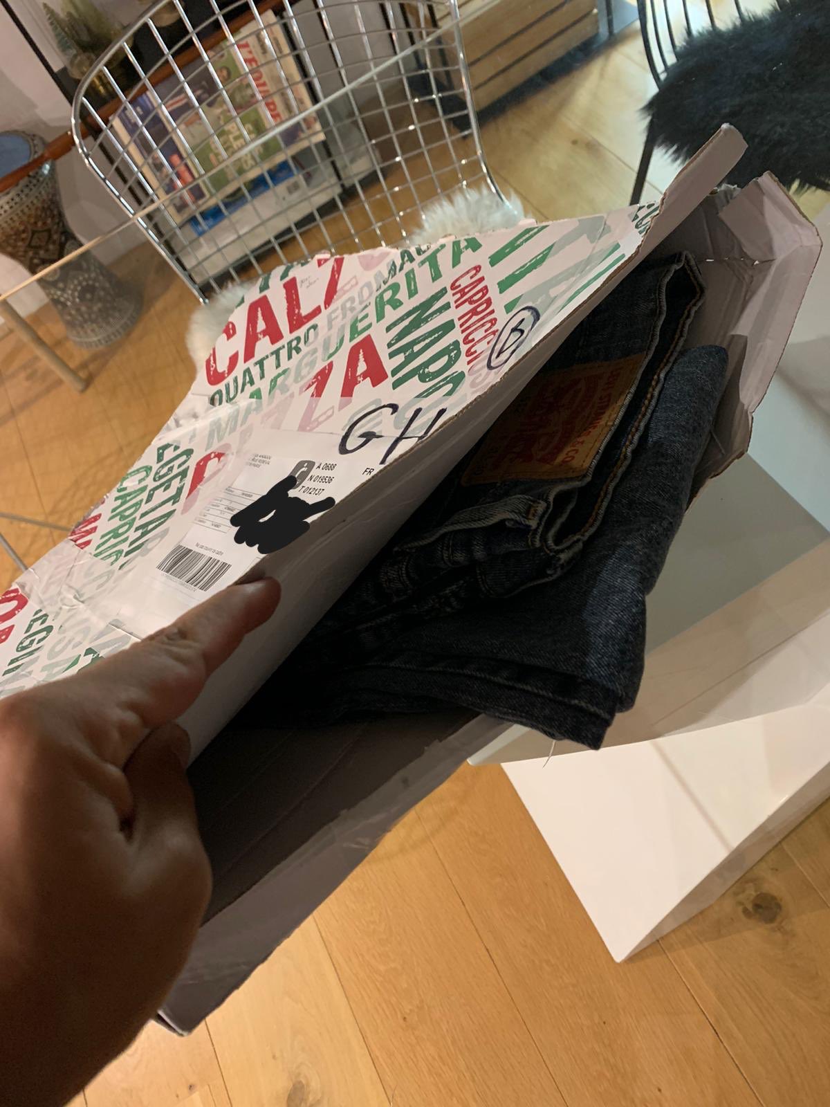 Il achète un jean sur Vinted et le reçoit emballé dans une boîte à pizza  avec la sauce piquante !