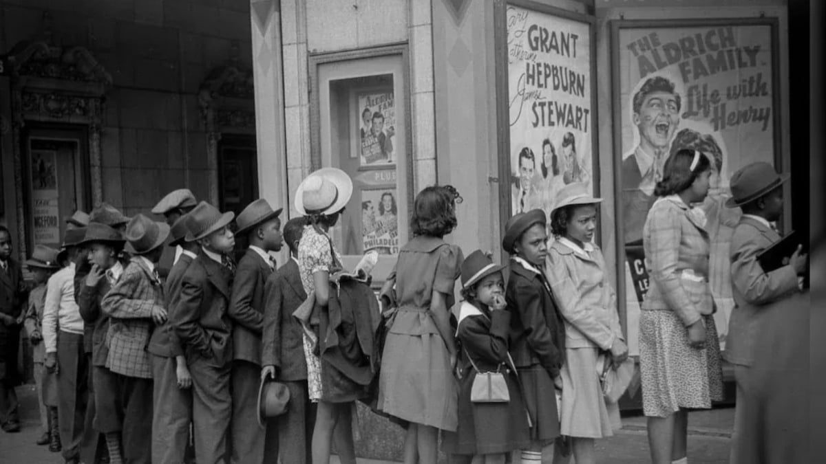 Photo d'un groupe d'enfants devant un cinéma dans les années 40