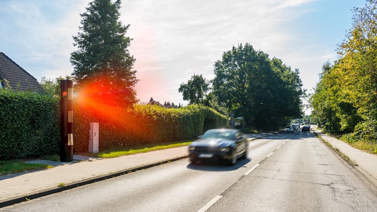 radar automatique sur une route avec une voiture passant à côté