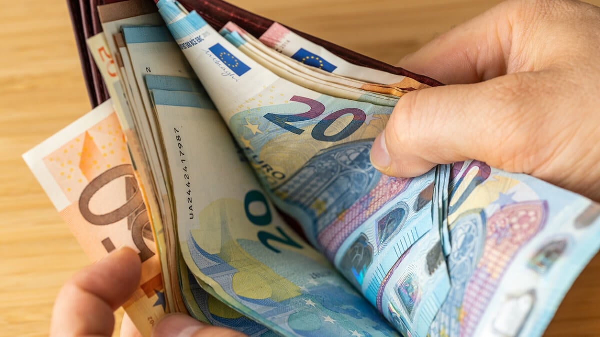 Un SDF trouve un portefeuille contenant 2000 euros et décide de le rendre... puis reçoit une récompense surprenante