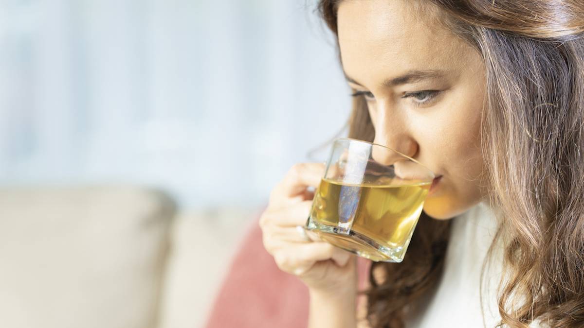 Une femme en train de boire une infusion 