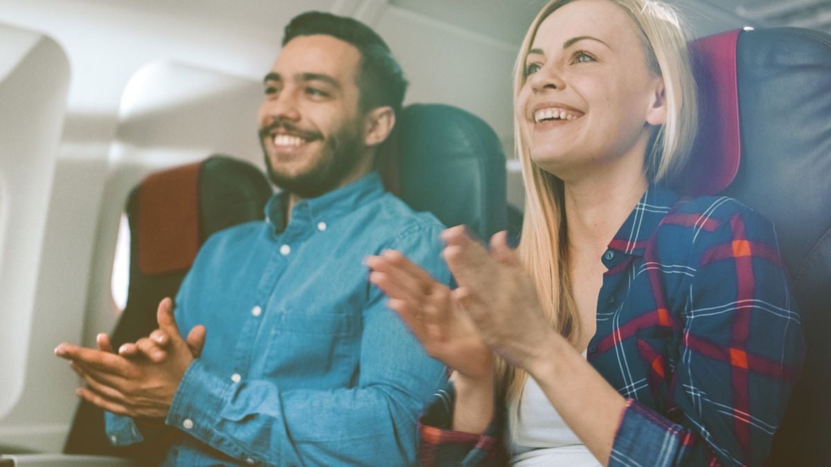 Une hôtesse de l'air révèle pourquoi vous ne devez jamais applaudir le pilote de l'avion à l'atterrissage