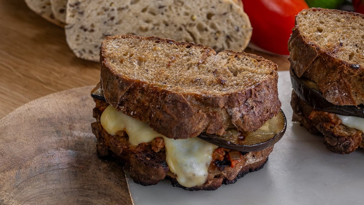 grilled cheese au fromage, viande et aubergine