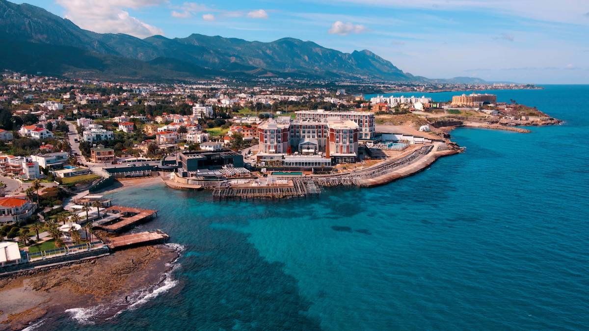 Vue aérienne de la ville de Kyrenia, Chypre du Nord 