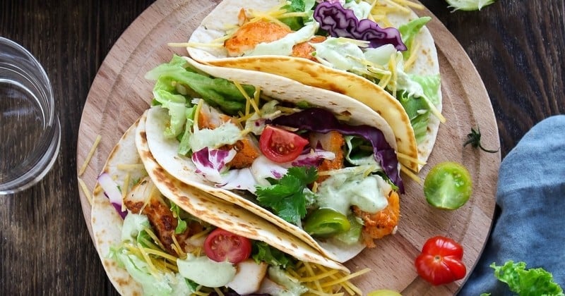 Découvrez la recette expresse du Taco au Poisson, à base de cabillaud mariné et de coleslaw !