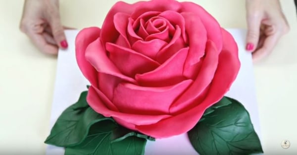 Innovez pour la Saint Valentin : offrez-­lui un gâteau en forme de rose géante ! Découvrez vite comment faire