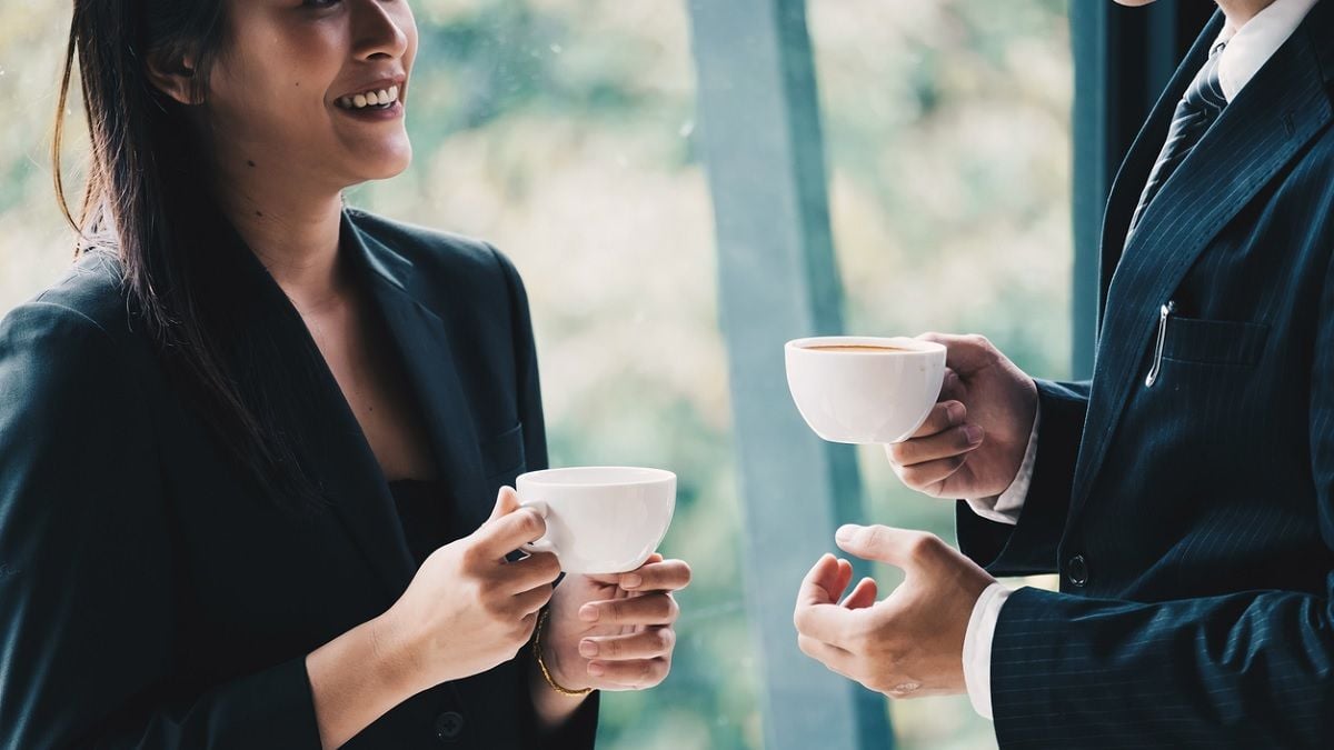 deux employés d'une entreprise discutant autour d'un café