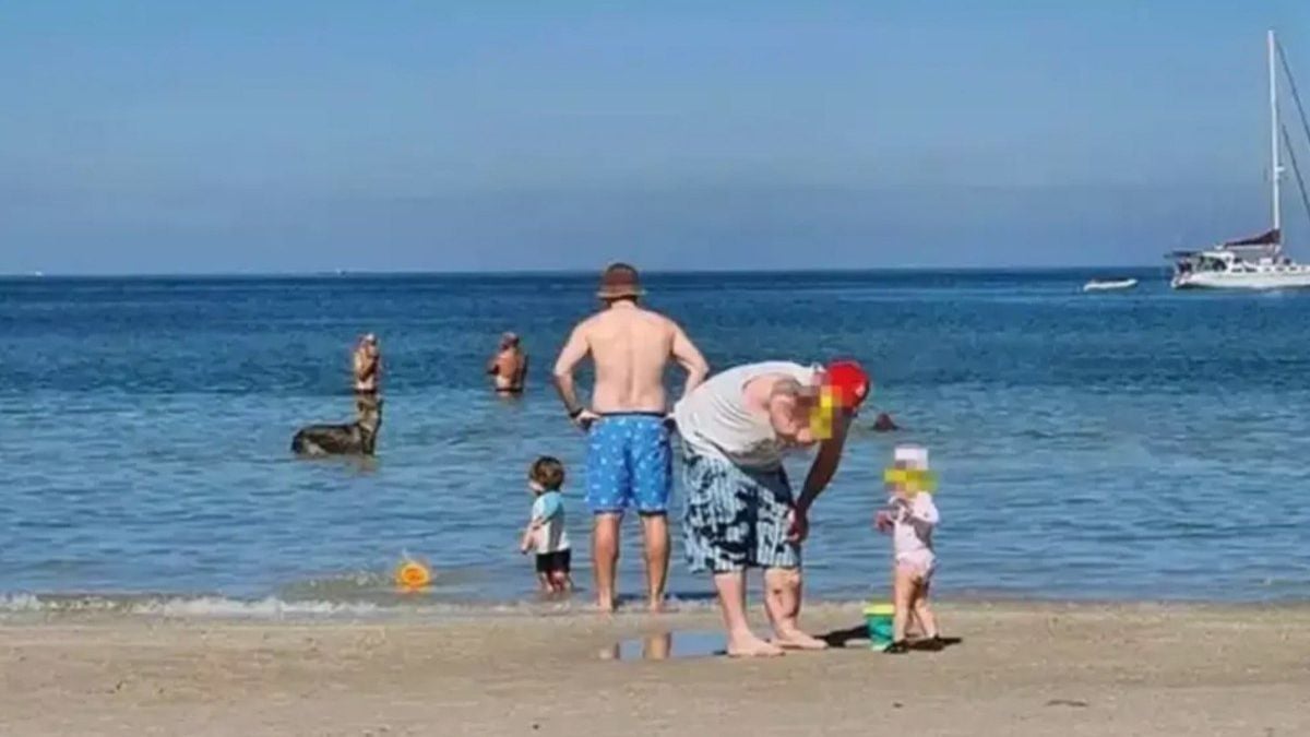 La photo de famille au bord de la plage 