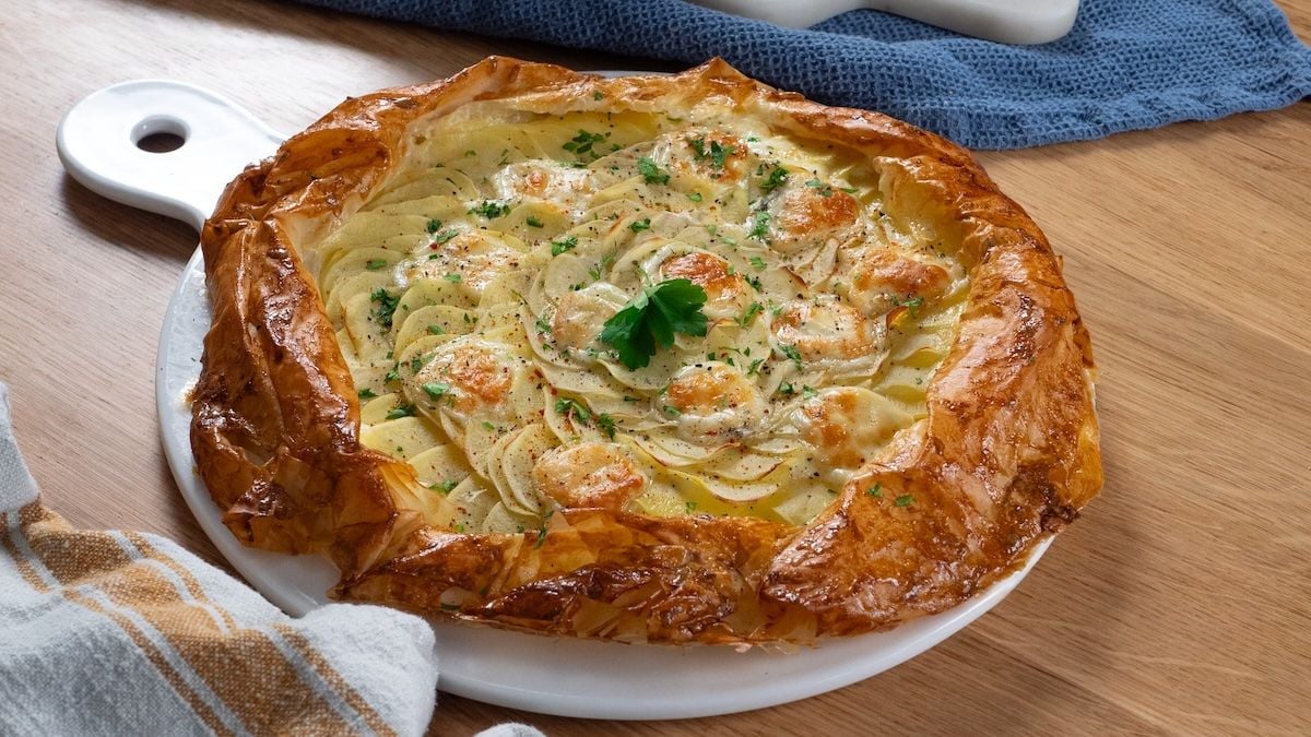 Cette tarte filo aux pommes de terre et à la raclette est toute simple mais elle vous fera craquer !