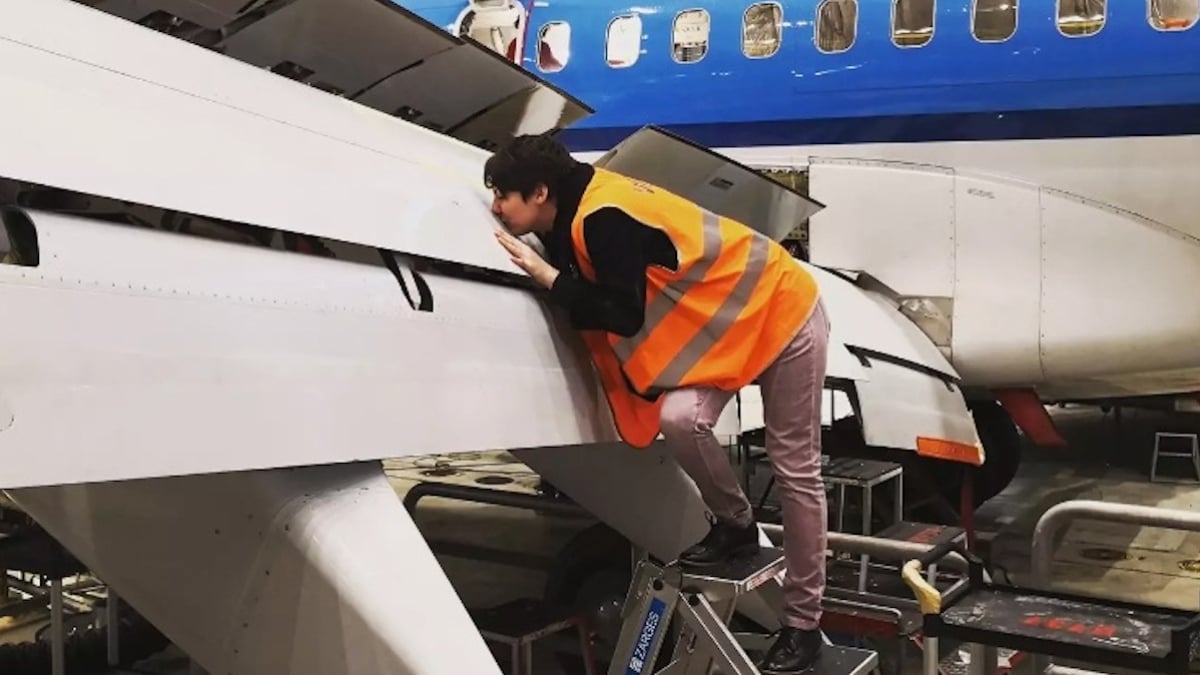 Michele Köbke  en train d'embrasser l'aile de l'avion