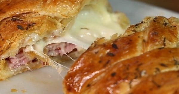 La pizza feuilletée d'Entremont au fromage à raclette va vous faire fondre de gourmandise ! 