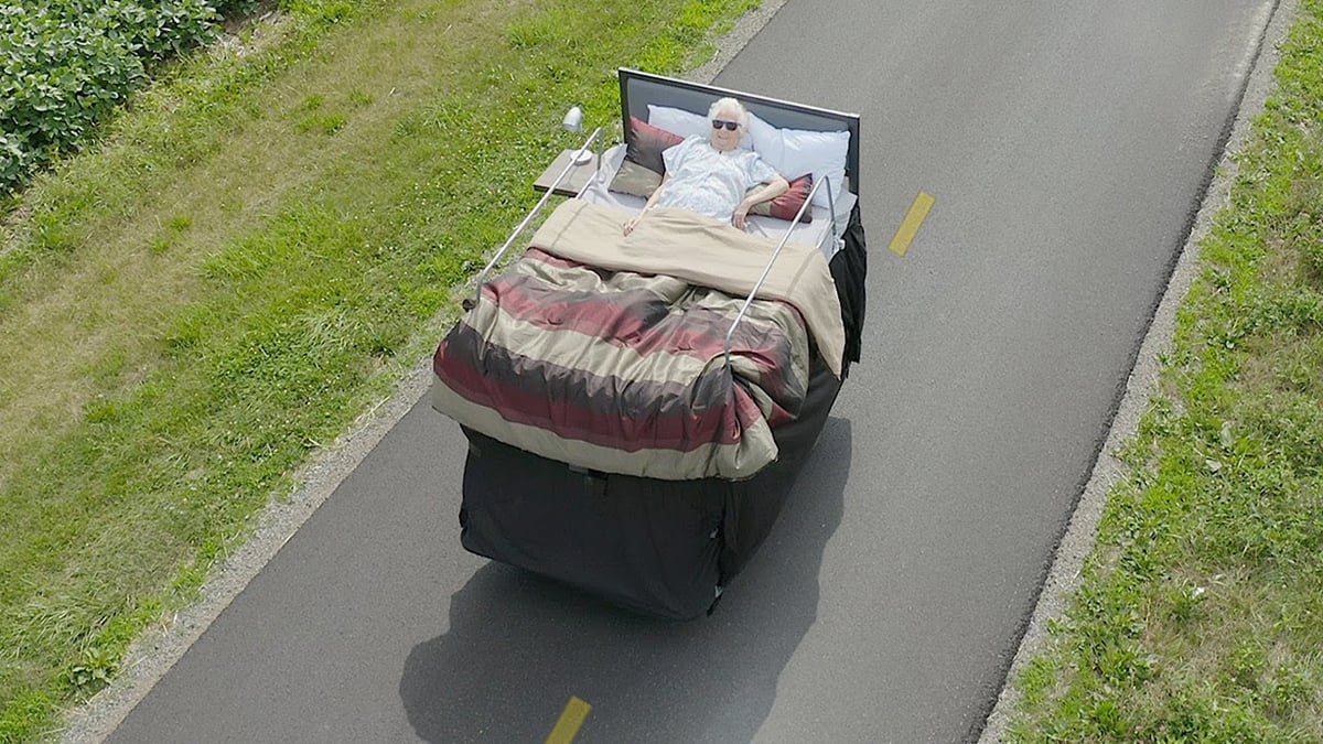 Il invente un lit sur roues doté d'un moteur afin que sa grand-mère n'ait plus jamais à en sortir