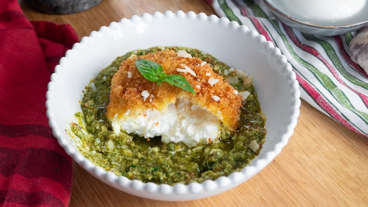 Une burrata panée avec son pesto maison, c'est la nouvelle pépite gourmande pour l'apéro !