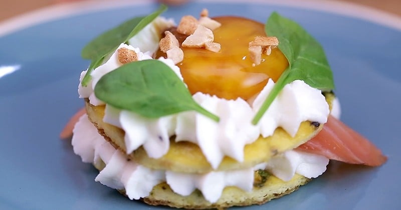 Mille-feuille d'omelette à la ricotta et son oeuf coulant mariné au soja