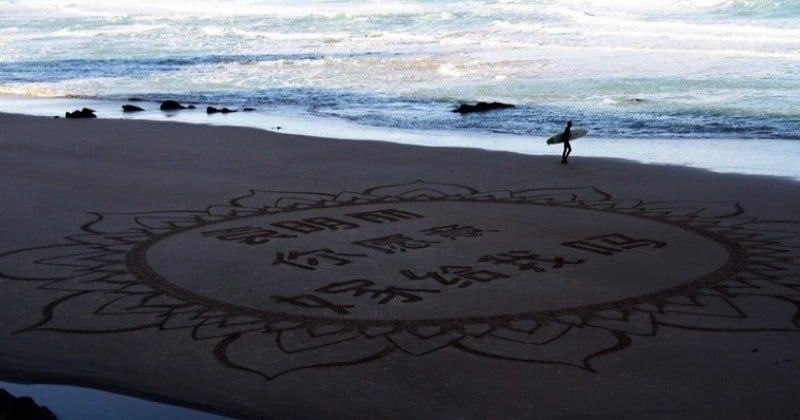 Une demande en mariage géante écrite en mandarin sur une plage de Biarritz