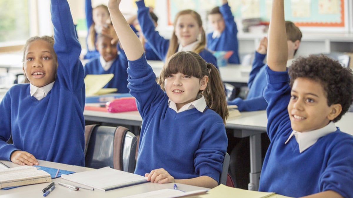 Des enfants en classe en uniforme