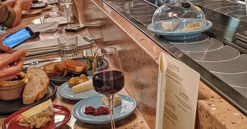 Un tapis roulant à fromages dans un bar à Londres