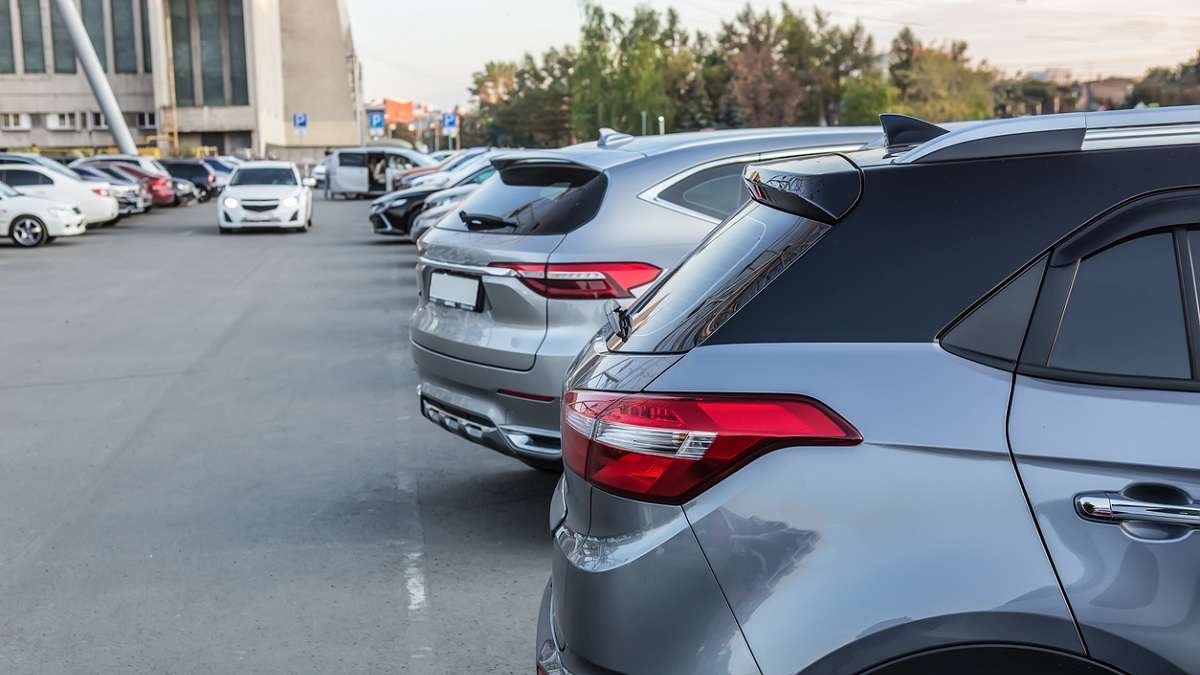 voiture garées et circulant sur un parking