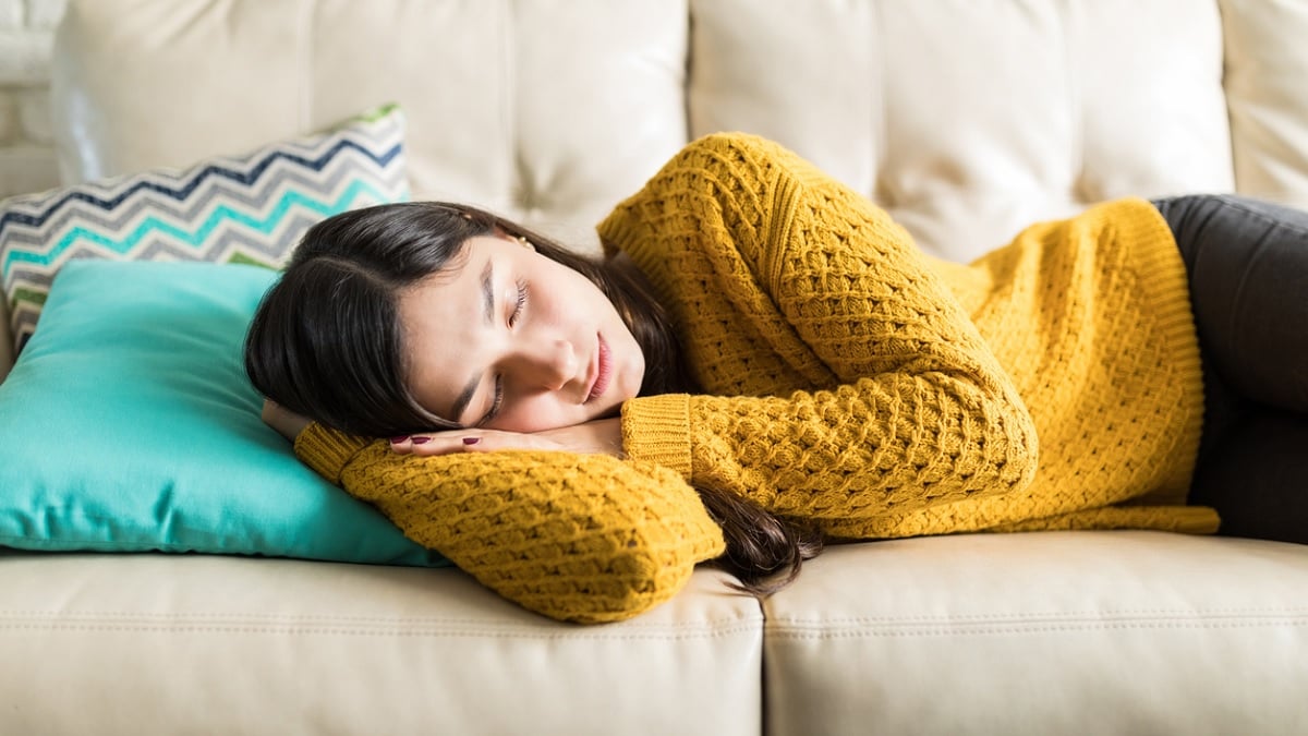 jeune fille dormant paisiblement dans son canapé 