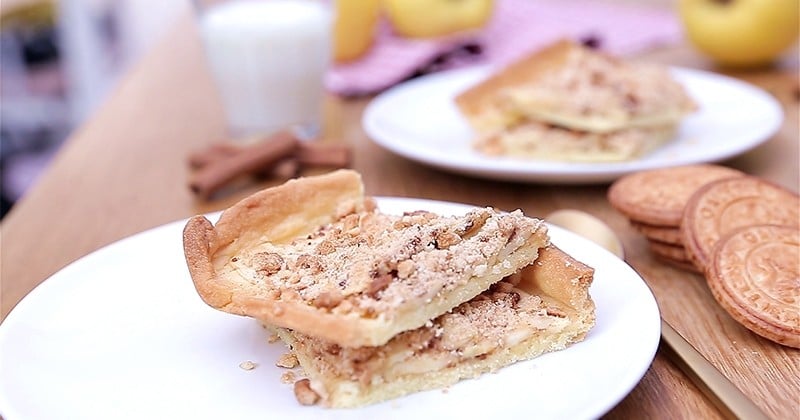 Tentez l'expérience d'une tarte fondante aux pommes et d'un croquant aux biscuits sablés !