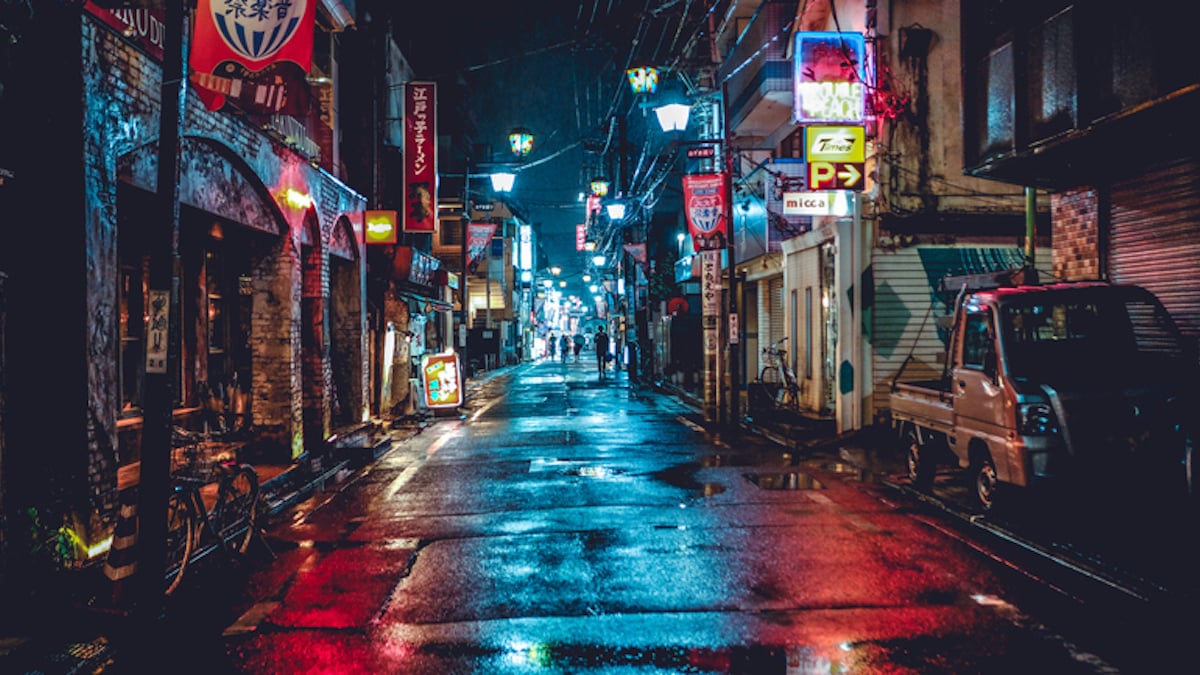 Une rue au Japon la nuit