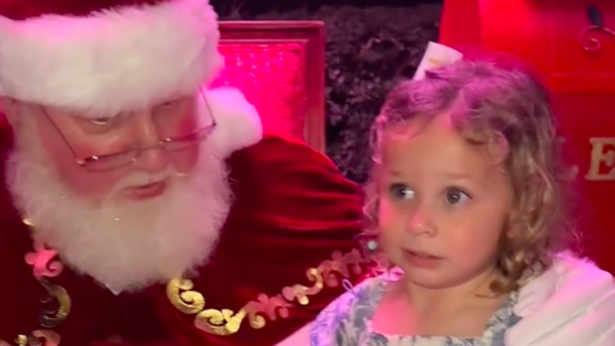 Une petite fille de 3 ans dit NON au Père Noël, sa réaction est  incroyable ! - Parole de mamans