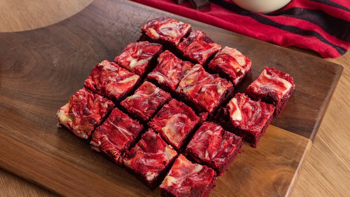 Rougissez de plaisir pour notre brownie red velvet, un gâteau passionnément gourmand !