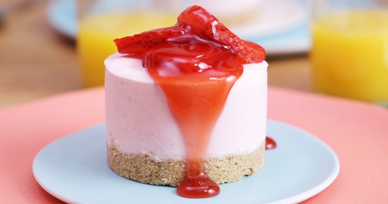 Léger et rafraîchissant, ce cheesecake glacé aux fraises va égayer votre journée !