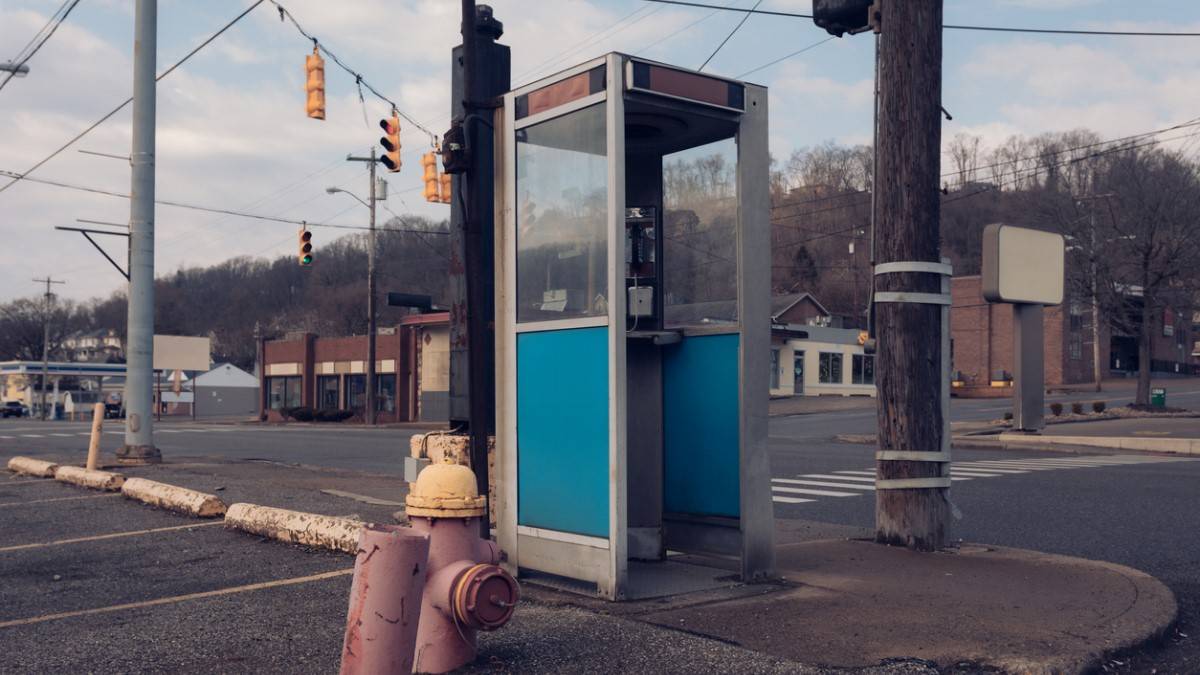 Une cabine téléphonique