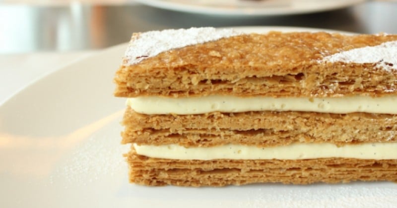 Le Fouquet's offre des Mille-feuilles gratuitement pour ses 120 ans