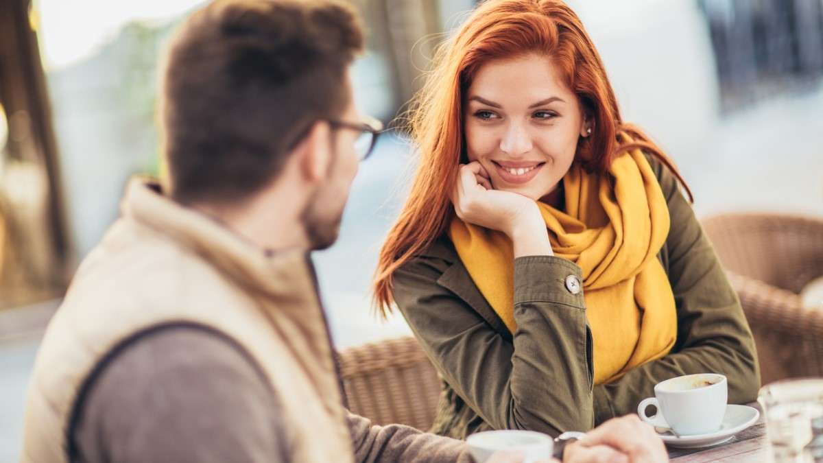 Une femme sourit à un homme