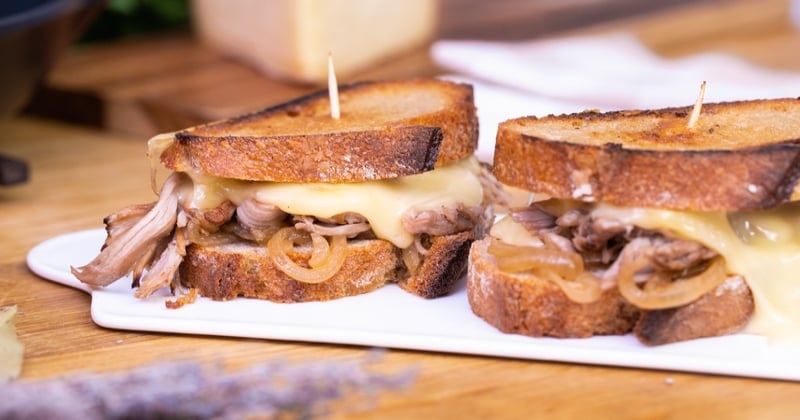 Pour un repas très gourmand, tentez le sandwich d'effiloché d'agneau toasté à savourer lentement !