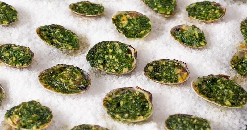 On se régale avec cette recette très simple de palourdes gratinées au beurre d'escargot, un vrai délice !