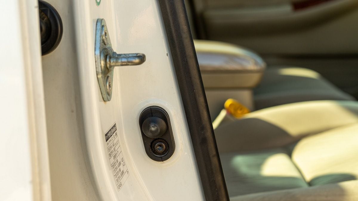 Les crochets des portières de voiture cachent une fonctionnalité secrète que de nombreux automobilistes ignorent