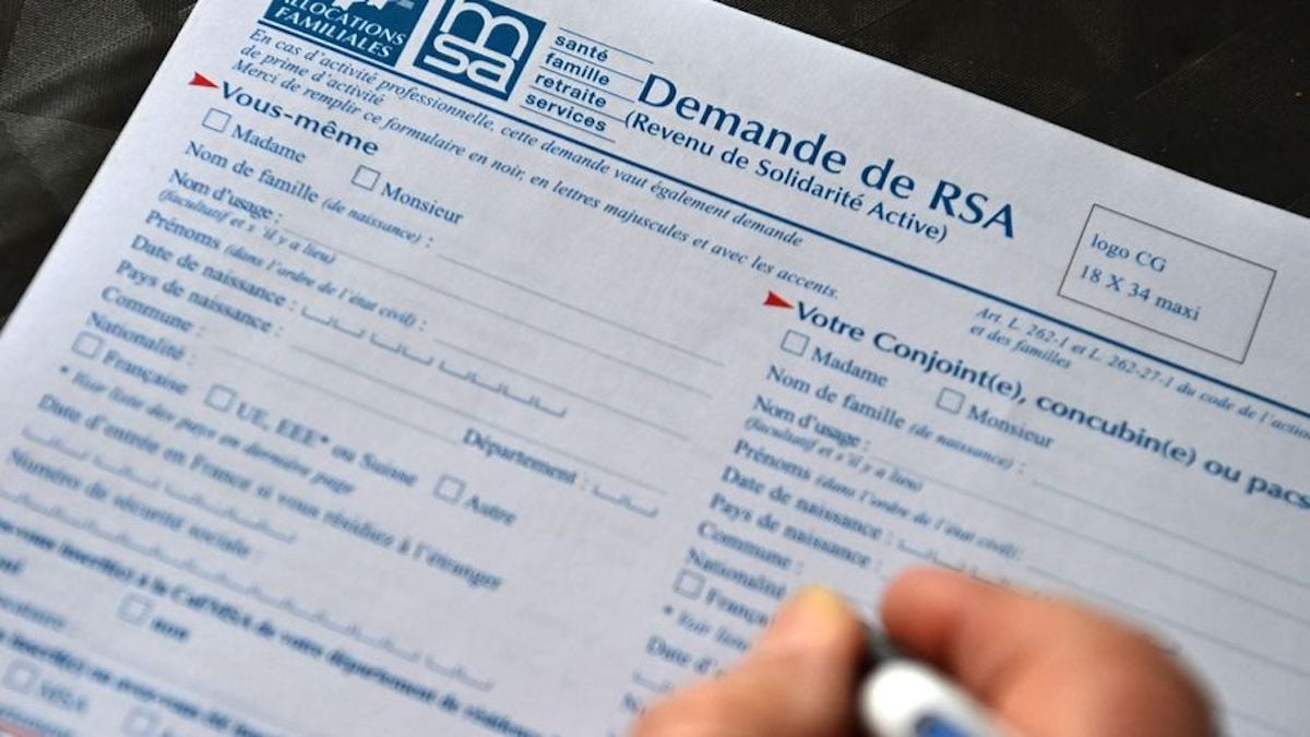 Un allocataire du RSA remplit sa demande