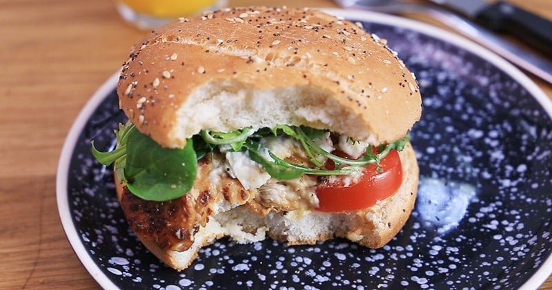 Le burger au poulet mariné, au chèvre et au pain hamburger Jacquet : une recette irrésistible qui va illuminer votre journée ! 