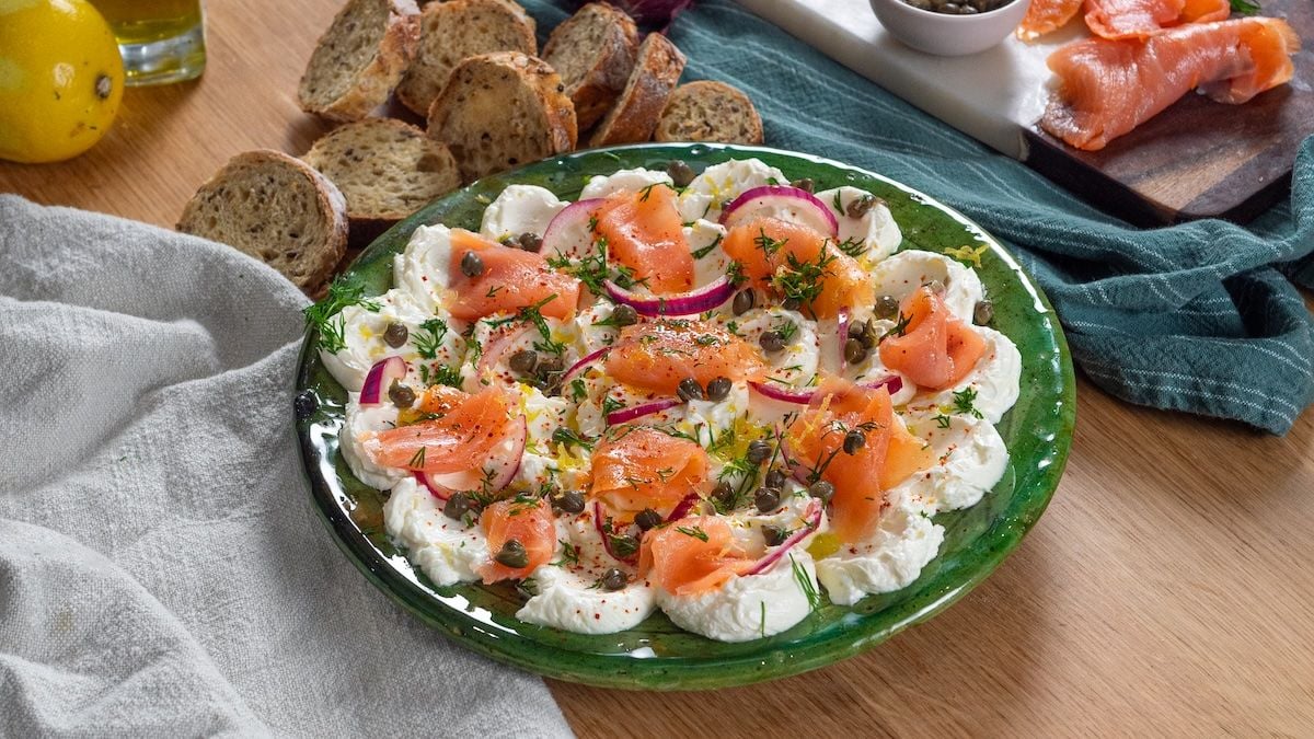 Pétales de fromage frais, saumon fumé et aneth