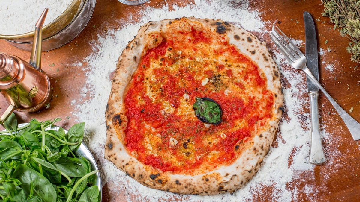 pizza à la sauce tomate et basilic