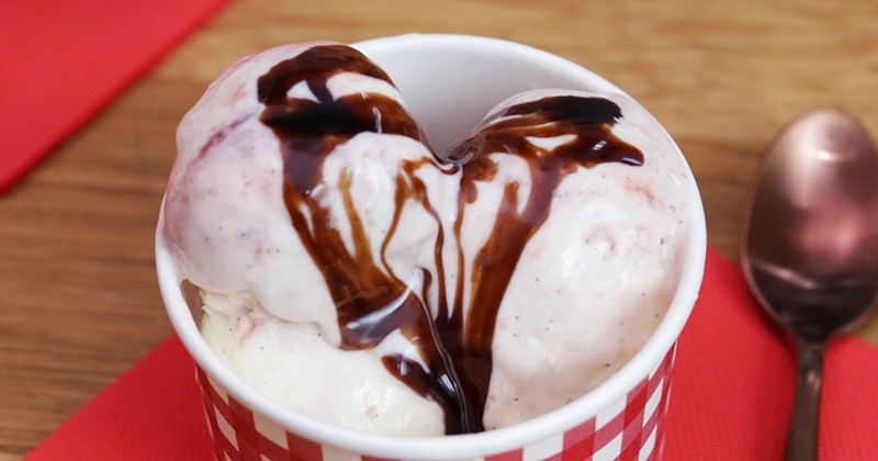Envie d'un goûter gourmand ? Cette crème glacée vanille & fruits rouges Vahiné régalera vos papilles ! 