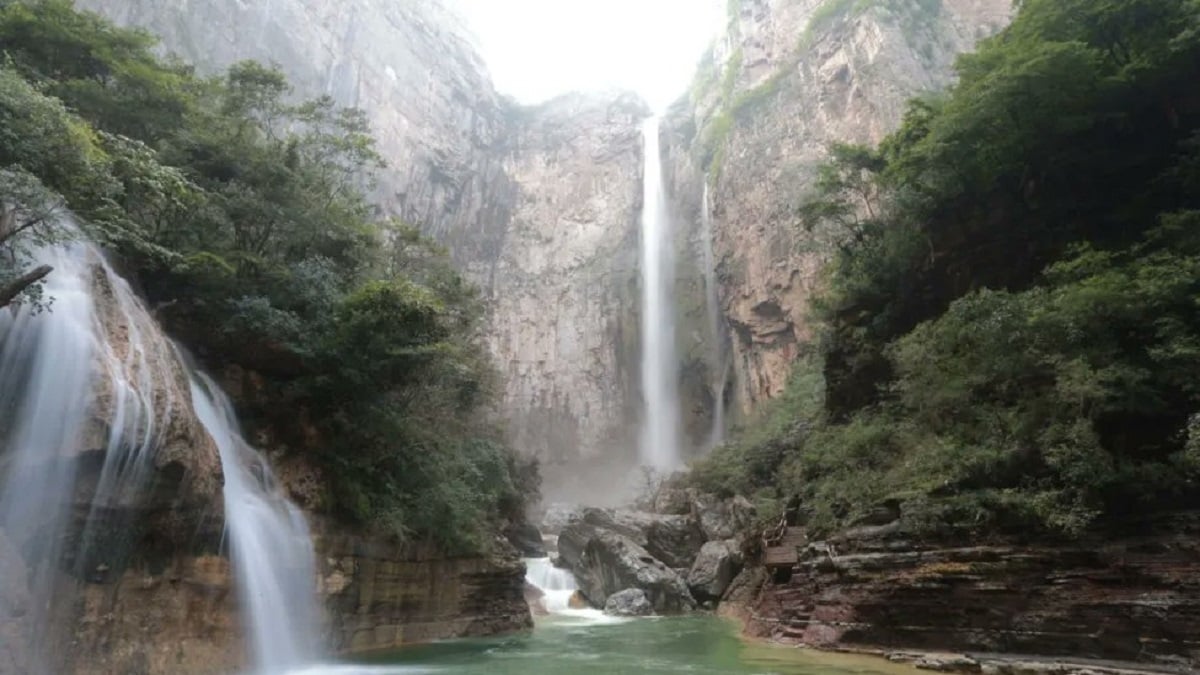 Il découvre que la plus haute cascade de Chine sort en fait... d'un tuyau, la vidéo devient virale