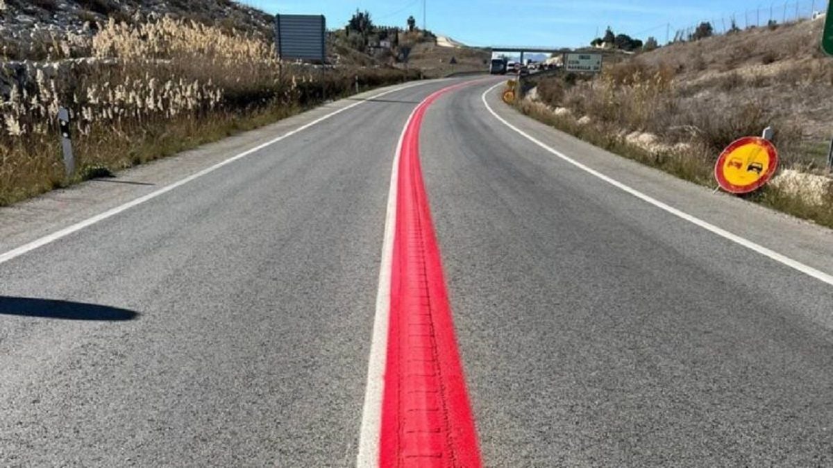 Ce nouveau marquage rouge pourrait remplacer les panneaux de signalisation sur les routes