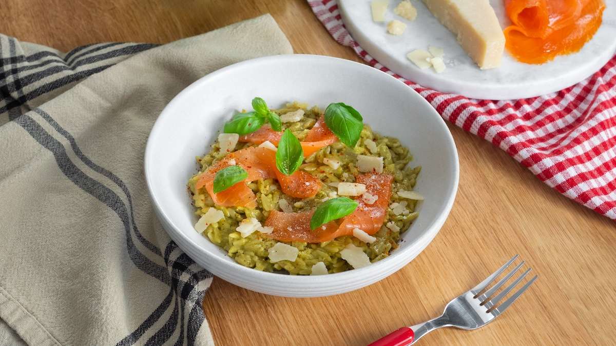 Ces risetti au pesto basilic et saumon fumé façon risotto vont vous faire fondre de gourmandise !