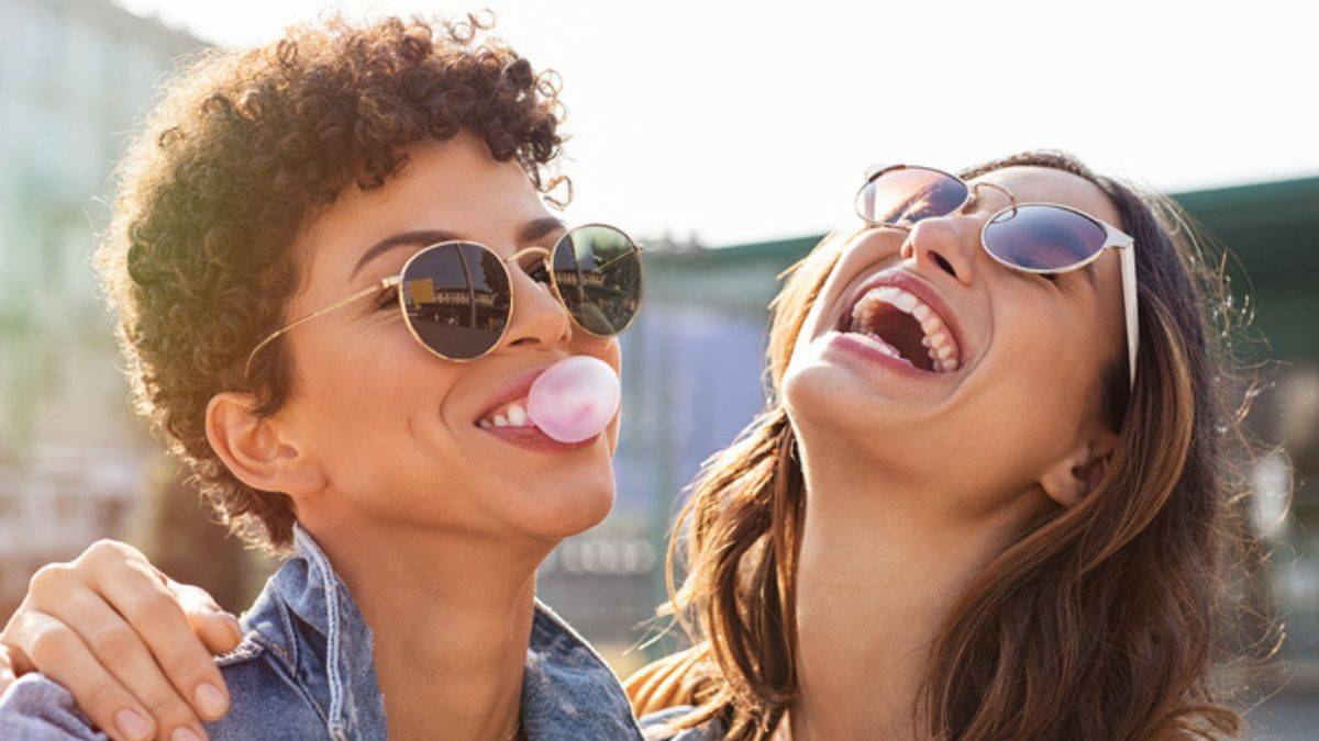 deux filles, amies qui rigolent et profitent de la vie 