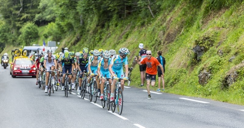 Polémique sur le Tour de France : les organisateurs démentent l'utilisation de 10 000 litres d'eau pour rafraîchir les routes	