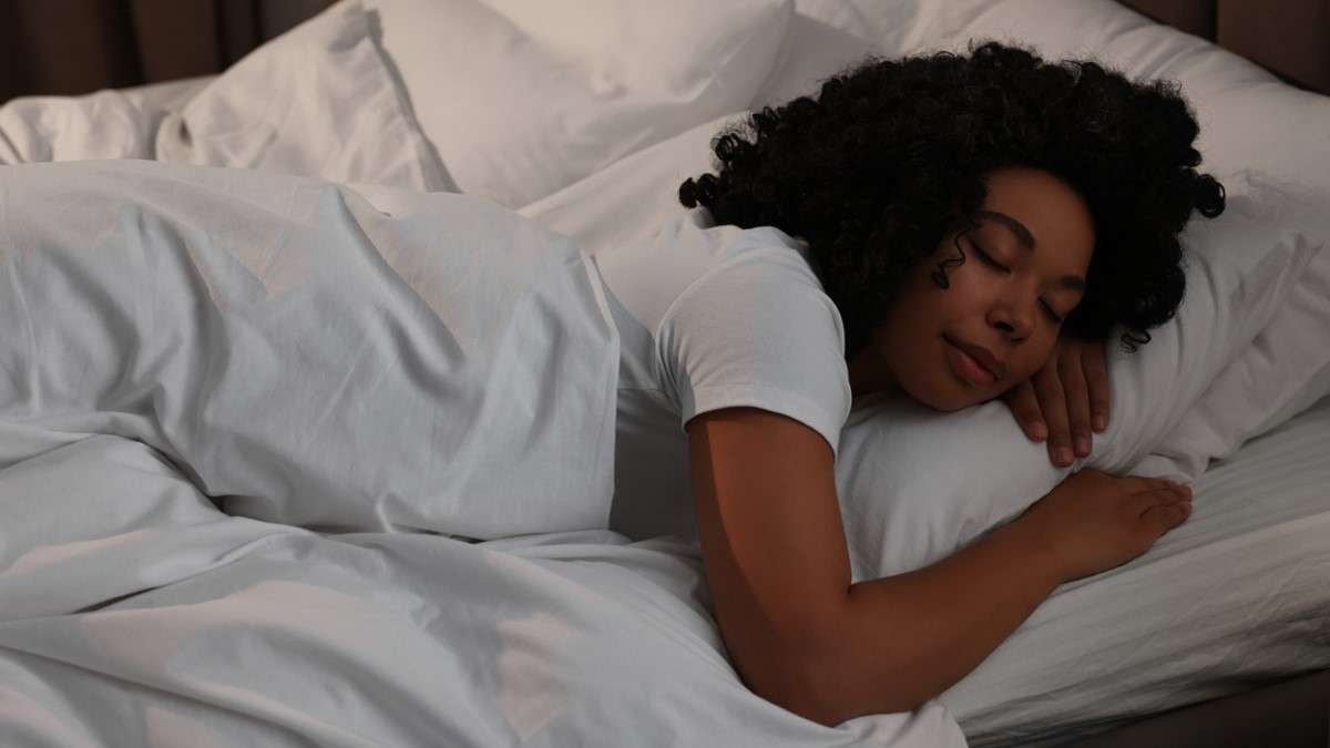 Une femme dort dans un lit