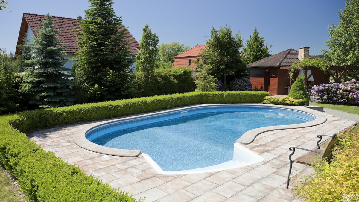 Piscine dans un jardin