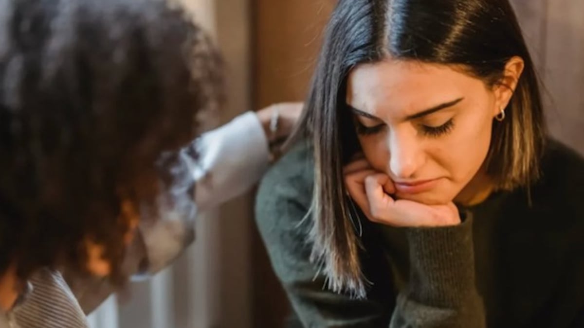 Une femme en train de consoler une amie