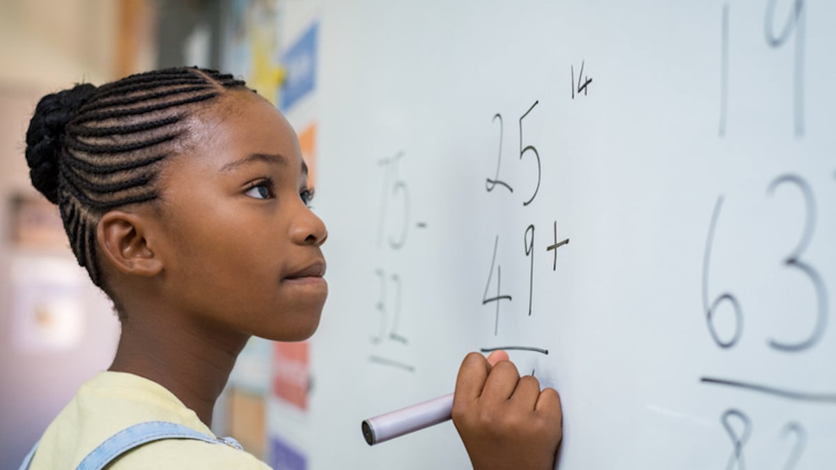 Une fille résout un problème de mathématiques